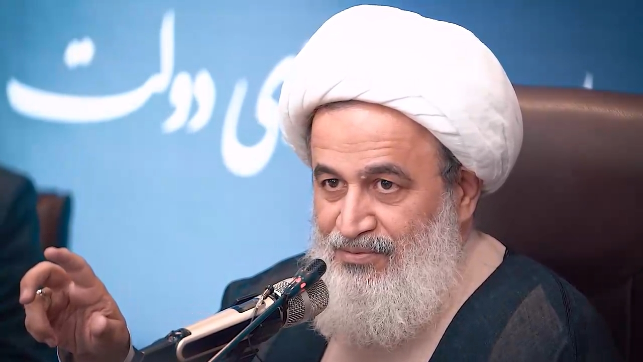 از غیر خدا نترسیم –جلسه۳ | سلاح اصلی نظام سلطه «ادارۀ افکار عمومی» است / «ترس از تحقیر و سرزنش» یک اصل مهم در ادارۀ افکار عمومی است